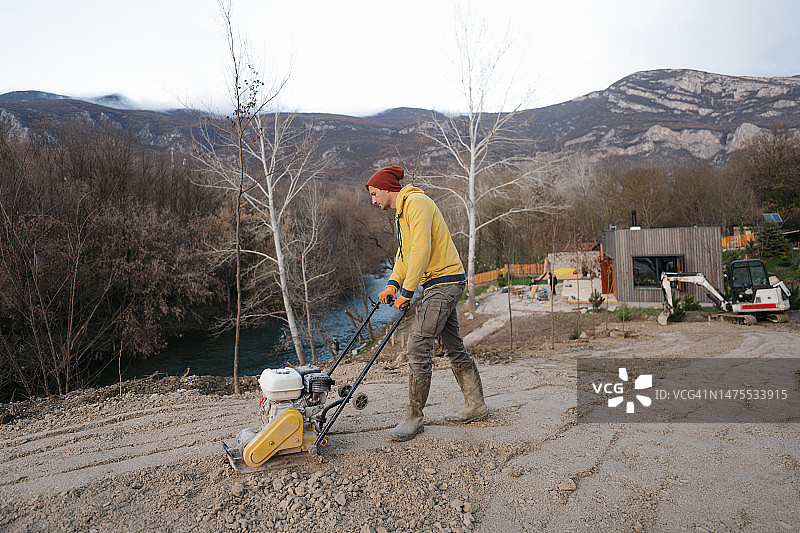 DIY：如何铺设砾石路图片素材