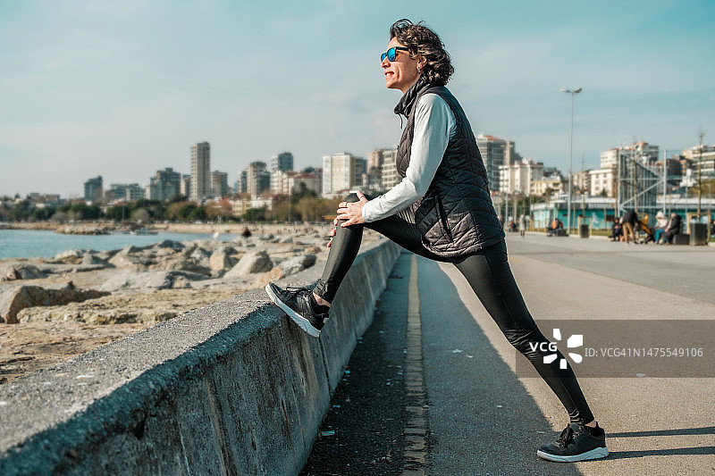 女孩在海边准备户外锻炼图片素材