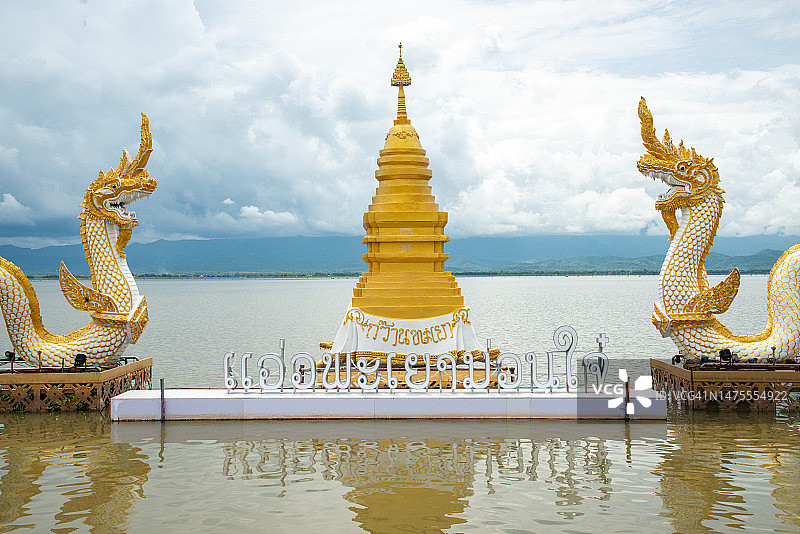 泰国帕尧府帕尧湖上具有标志性的佛教宝塔和大蛇雕像图片素材