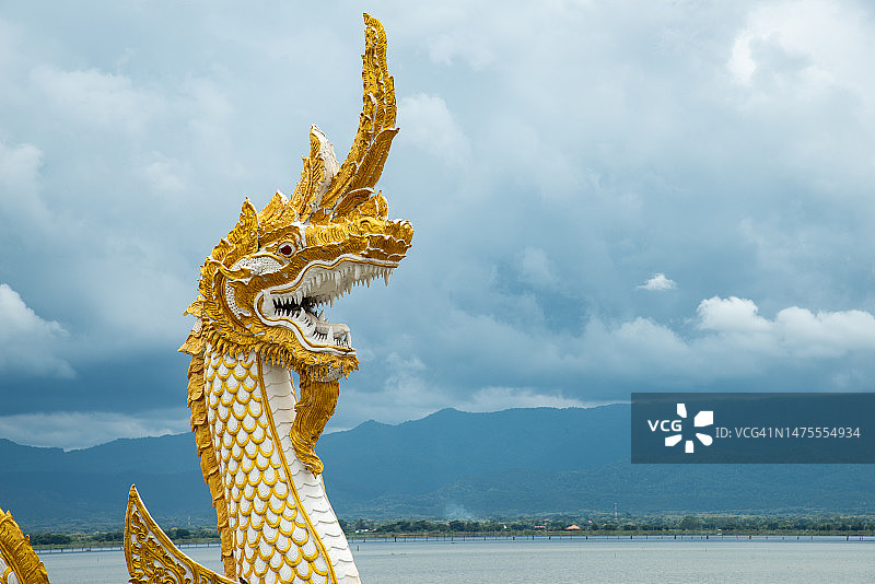 泰国帕尧湖中的那加雕像（大蛇）图片素材