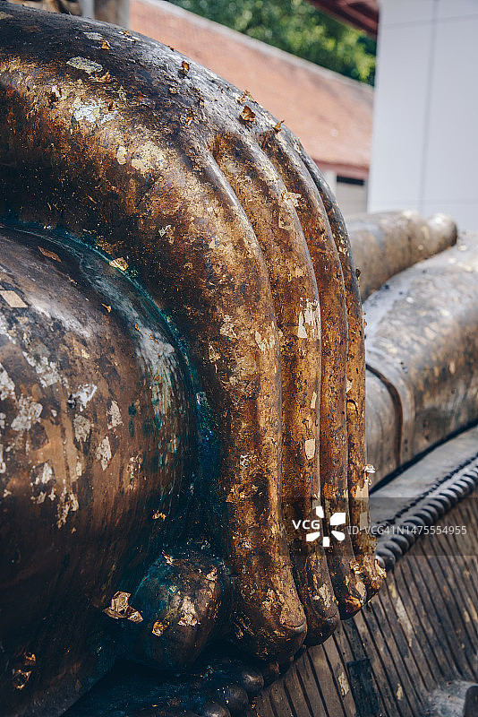 佛教寺庙中青铜佛像的手指特写图片素材