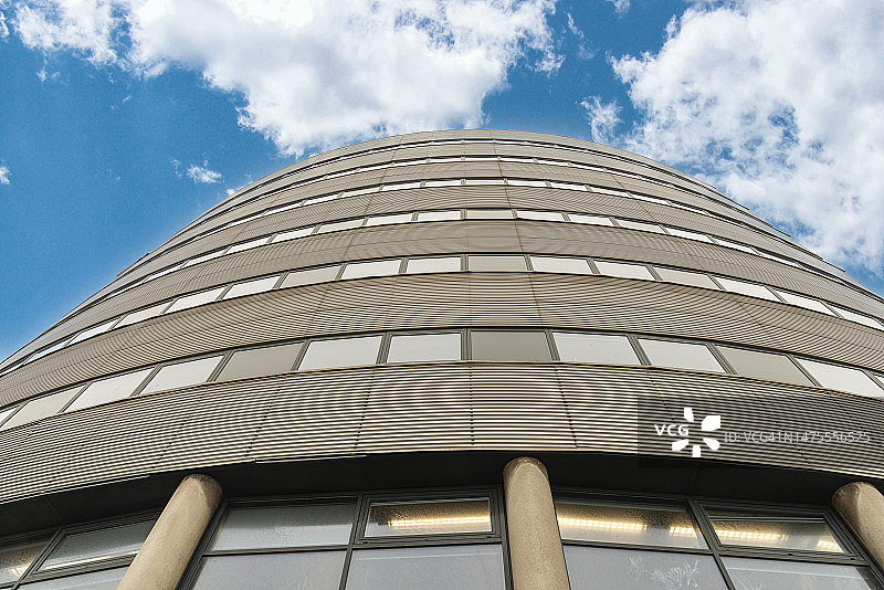 以美丽云彩为背景的多窗圆形建筑图片素材