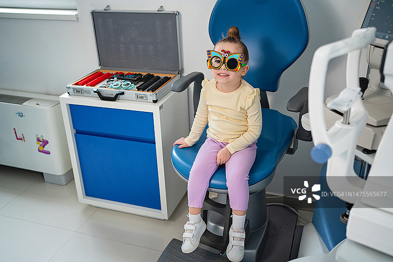 在眼科诊所戴儿童试镜架的白人幼儿图片素材