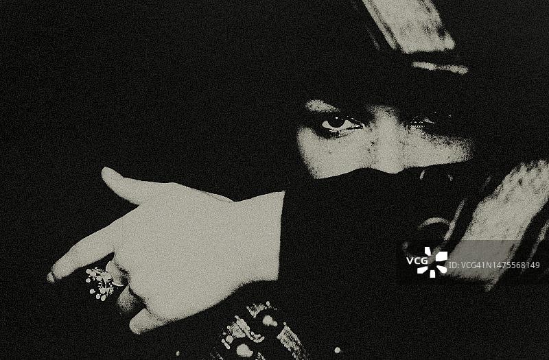 黑暗中的年轻女人图片素材