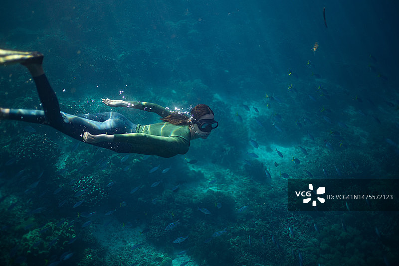 在泻湖中浮潜的女人水下视角图片素材