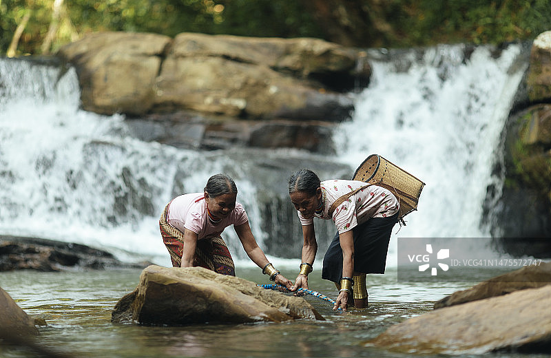 印度尼西亚本加央的达雅比达友族两位老妇人图片素材