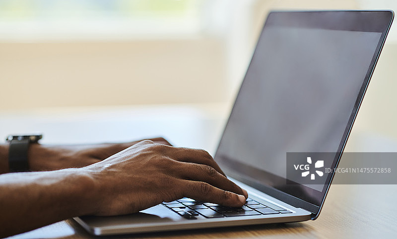 手在笔记本电脑上打字图片素材