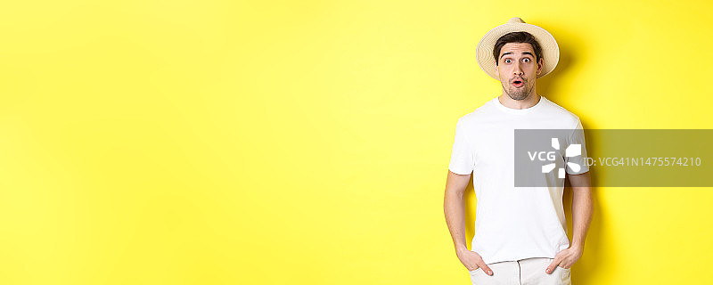 旅行旅游概念：戴草帽的惊讶白人男子图片素材