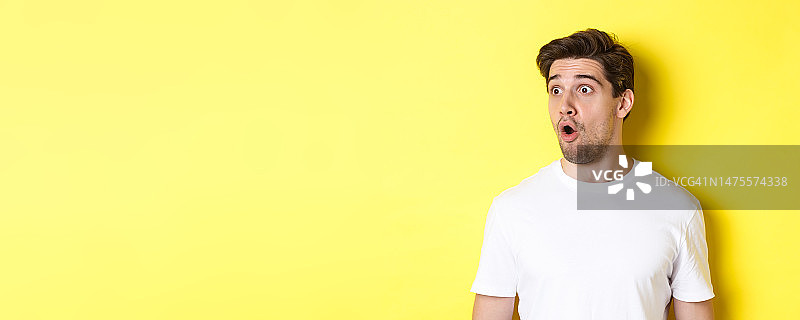 惊讶的男人看向左边的特写，张口结舌，站立着图片素材