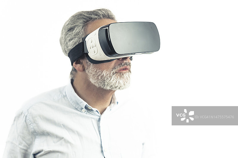 佩戴VR设备的中年男人图片素材
