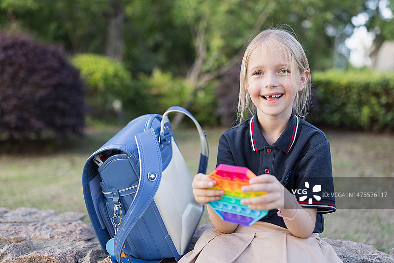 小女孩玩着新款的pop it玩具图片素材