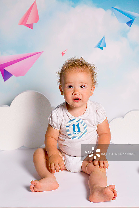 穿着尿布的快乐婴儿摄影棚拍摄图片素材