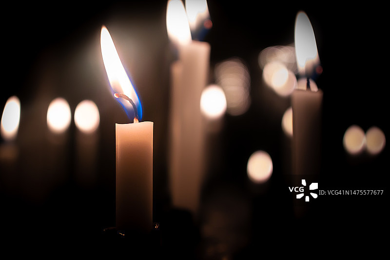 暗室中燃烧的蜡烛特写，瑞典乌普萨拉大教堂广场图片素材