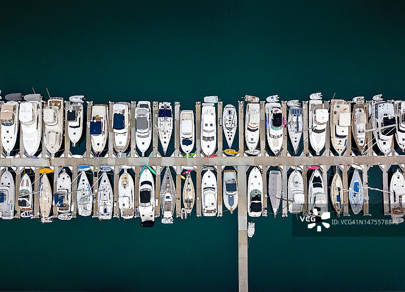 美国加利福尼亚州优胜美地山谷港口停泊船只的航拍视角图片素材