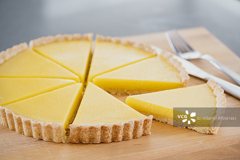 美国加利福尼亚州圣卡洛斯桌上的蛋糕切片特写图片素材