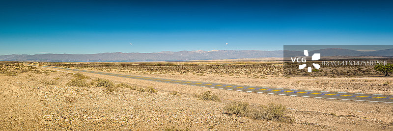 阿根廷卡塔马卡省梅达诺山脚下的田野公路风光图片素材