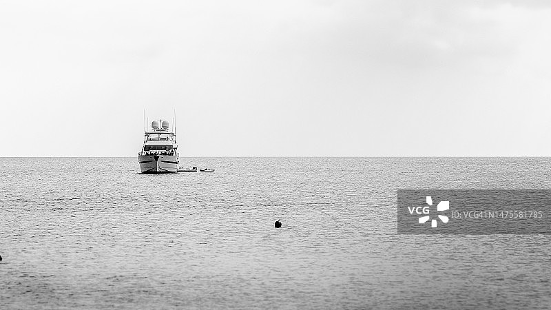 希腊圣托里尼的晴空海景图片素材
