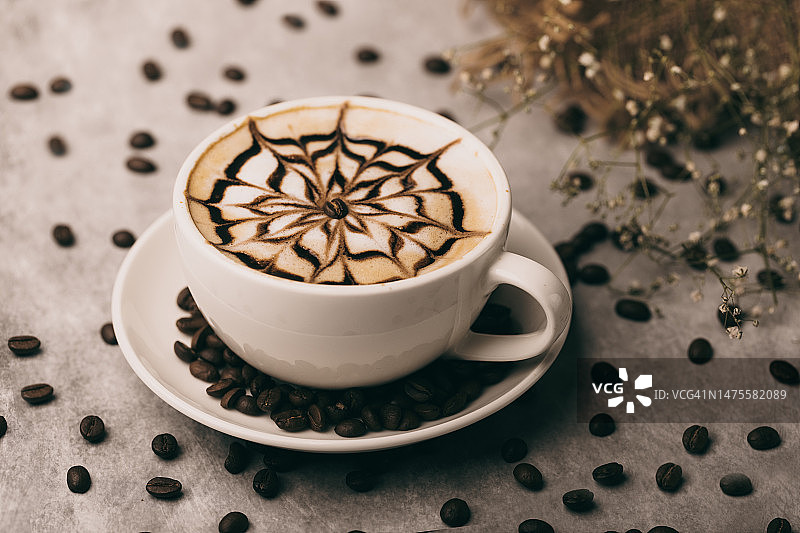 印度古吉拉特邦苏拉特餐桌上的咖啡杯俯视图图片素材