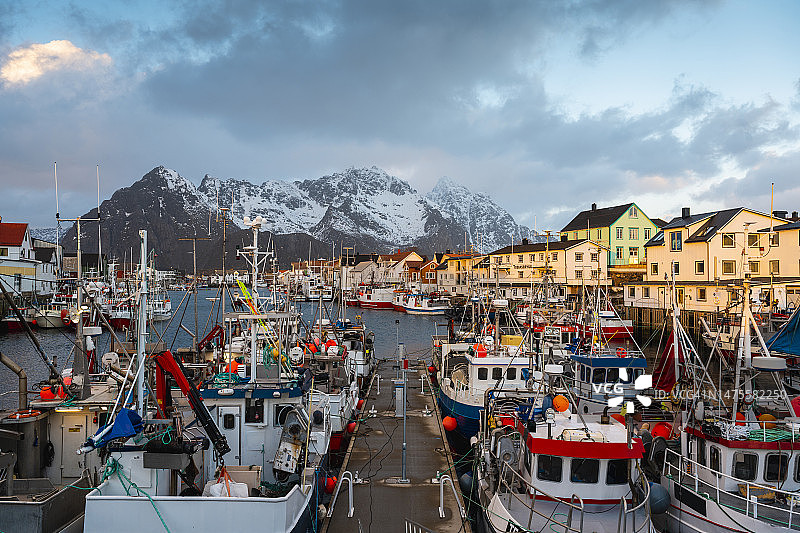 罗弗敦群岛日落时的亨宁斯韦尔港图片素材