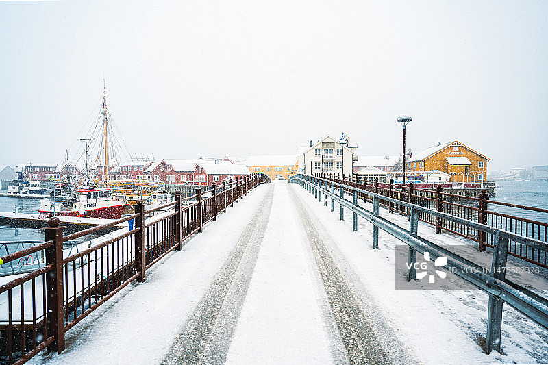 斯沃尔韦尔，罗弗敦群岛大雪下的城市桥梁图片素材