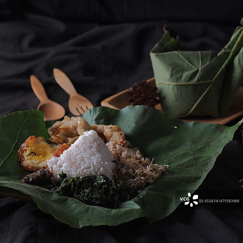 印度尼西亚苏梅内普的餐盘图片素材