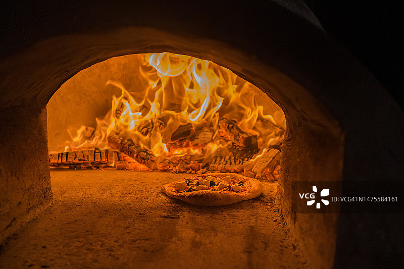 户外燃木披萨烤箱图片素材