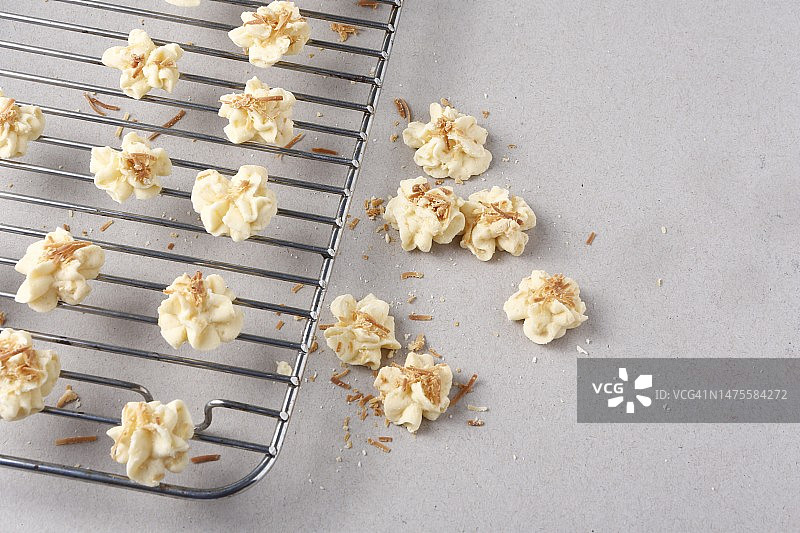 印度尼西亚冷却架上的饼干俯视图图片素材