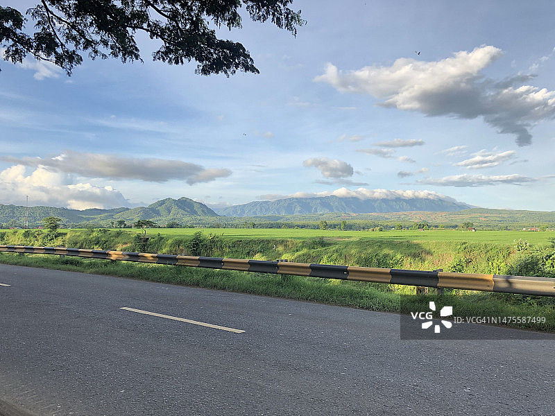 印度尼西亚南苏拉威西岛的田野空旷道路图片素材
