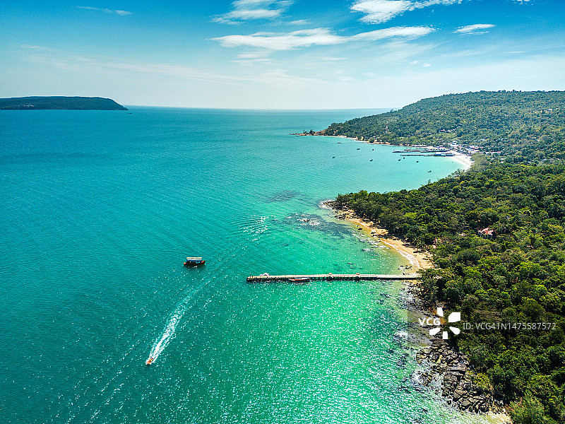 空旷的白色沙滩和清澈的海水图片素材