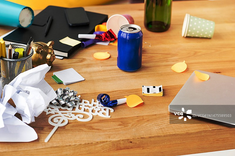 桌子上缝纫用品的高角度视图图片素材