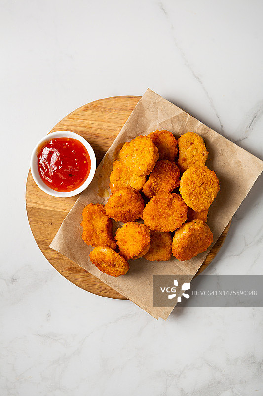 炸鸡块和红色蘸酱俯视图，乌克兰图片素材