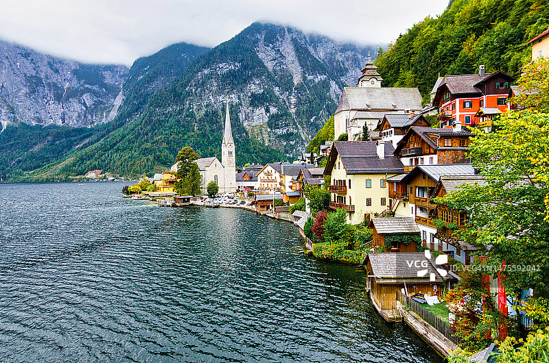 哈尔施塔特城镇河景，奥地利图片素材