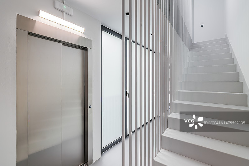 新住宅或办公室入口处的现代高科技风格图片素材