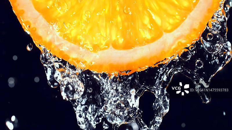 印度尼西亚雅加达黑色背景下的橙子切片特写图片素材