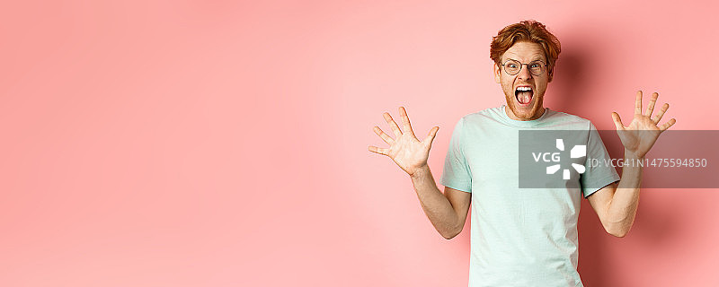 有压力的年轻男子失去冷静，双手向两侧张开图片素材