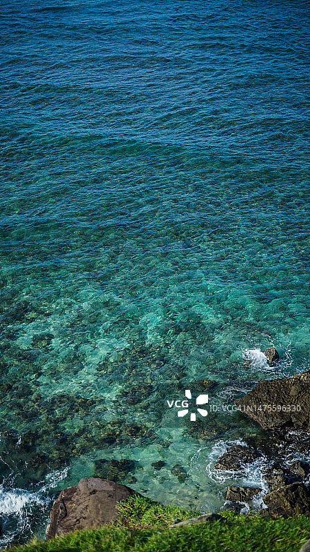 印度尼西亚南苏拉威西省马卡莱塔纳托拉雅县通顿马穆鲁海中岩石高角度视图图片素材