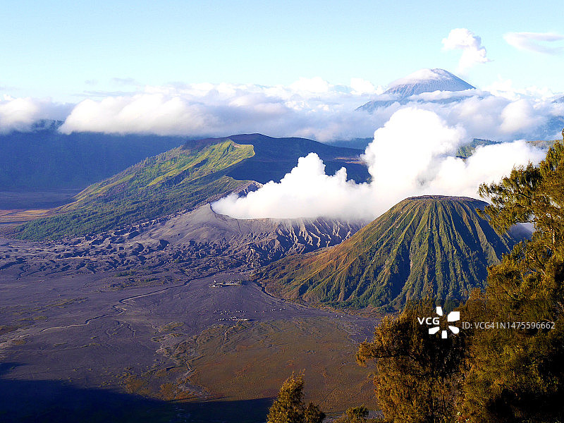 火山景观与天空的对比图片素材