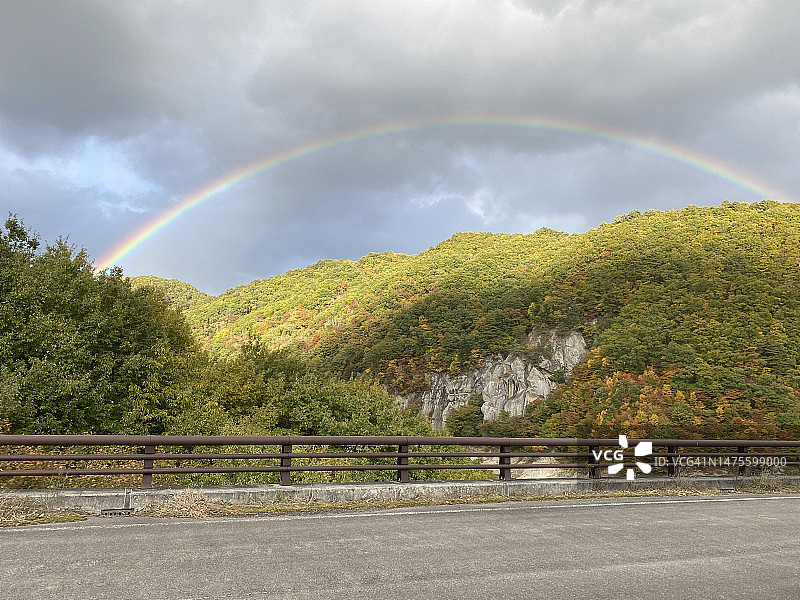 日本山脉上空的彩虹美景图片素材