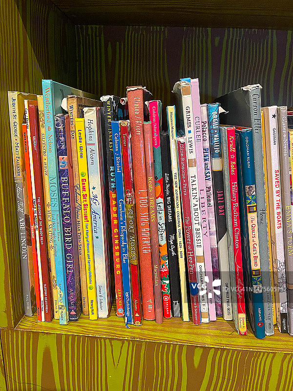 书架上的儿童读物图片素材