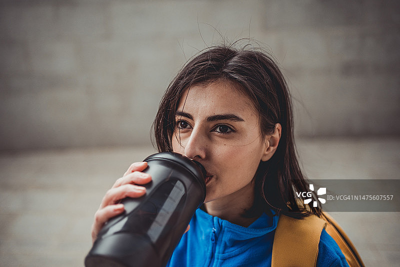 黑发年轻女运动员户外运动后休息图片素材