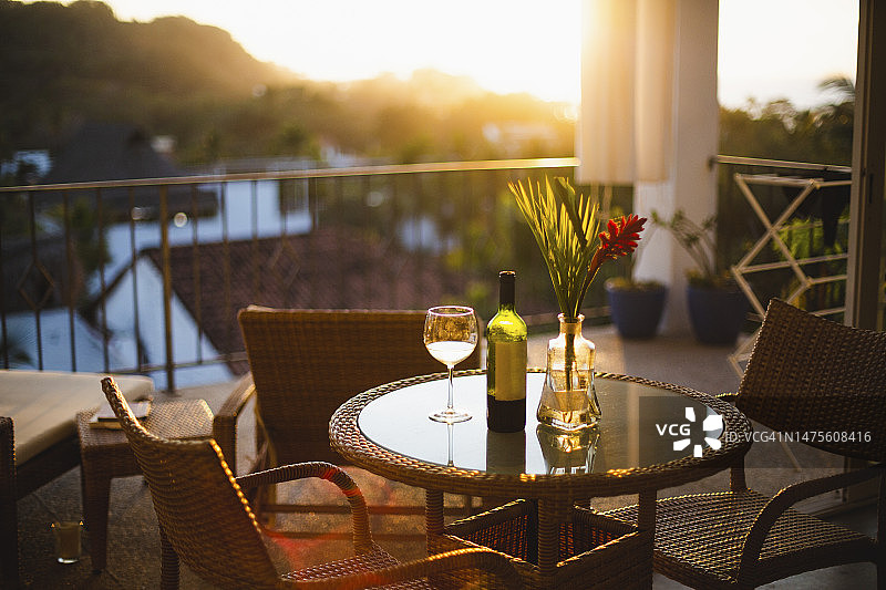 夕阳下的白葡萄酒和鲜花图片素材