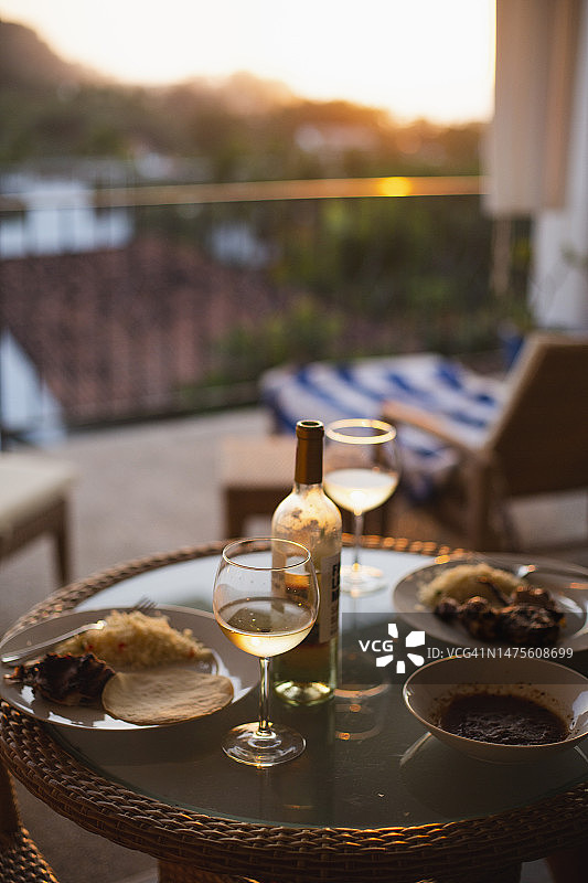 在阳台上享用白葡萄酒午餐图片素材