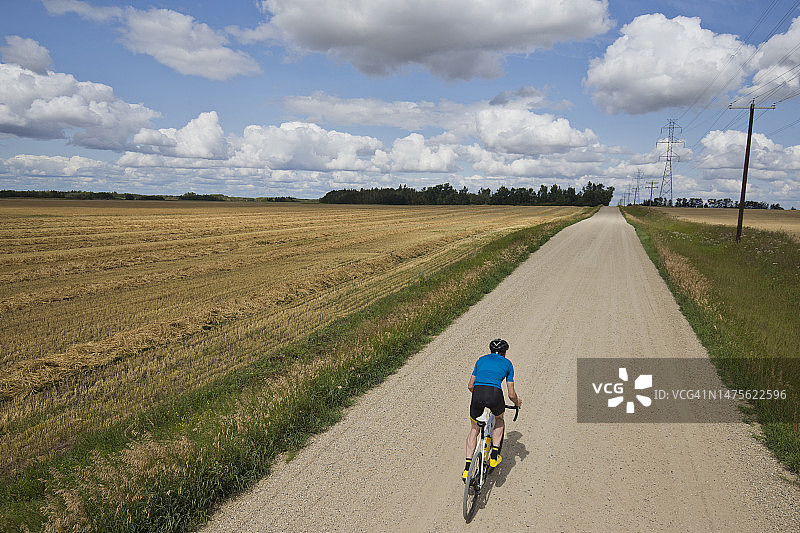 在草原上骑砾石自行车图片素材