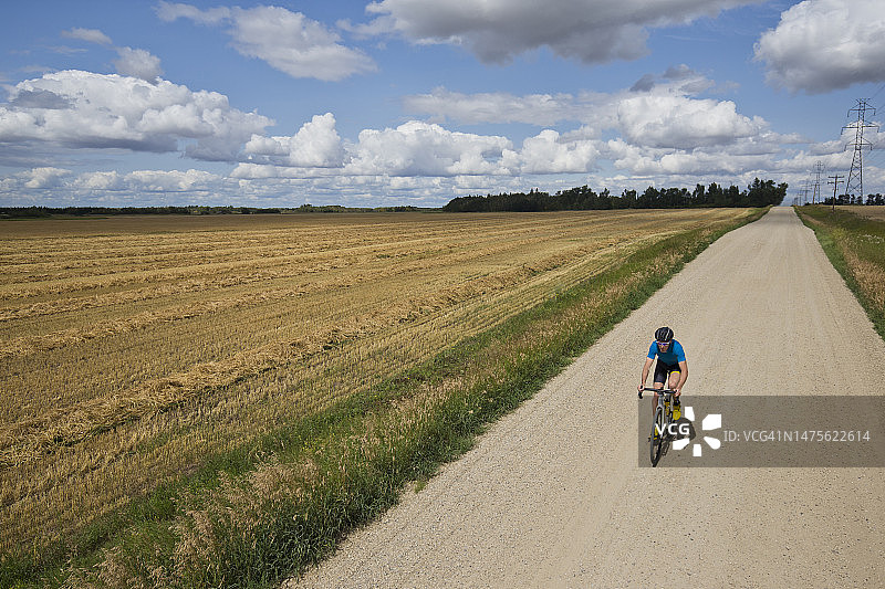 在草原上骑砾石自行车图片素材