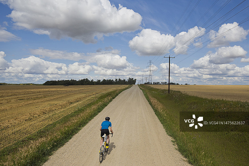 在草原上骑砾石自行车图片素材