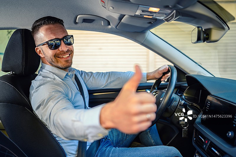 这辆车真棒！图片素材