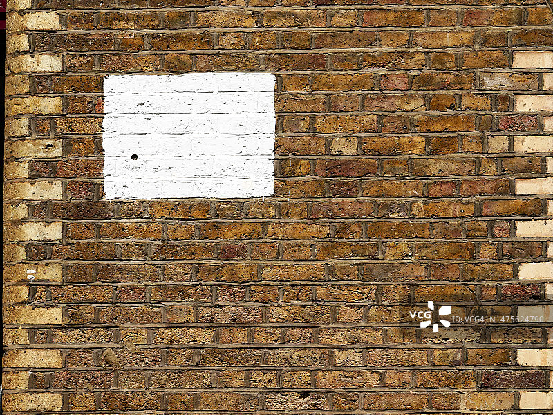 英国伦敦的风化棕色砖墙与白色油漆图片素材