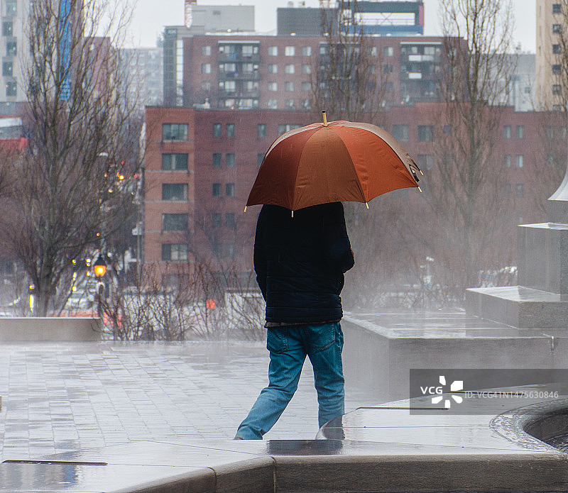 雨天在蒙特利尔市中心散步的男子图片素材