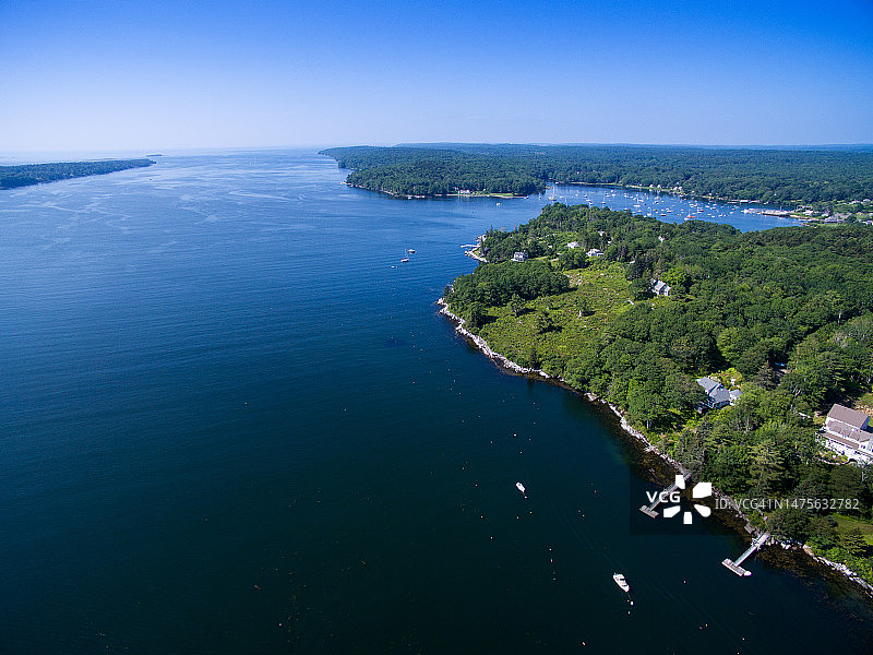 缅因州圆形池塘村庄和海港航拍图片素材