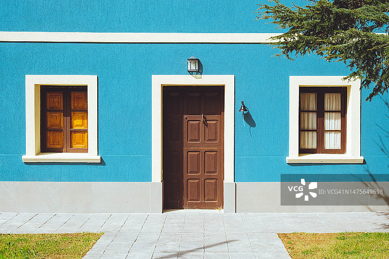 蓝色房屋的正面图图片素材